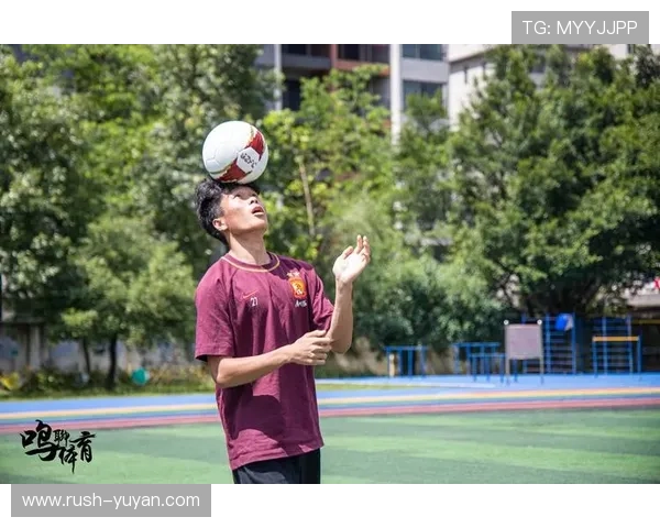 足球球星背身高清大图展现精彩瞬间捕捉全场专注神态与竞技激情 足球球星背身高清大图展现精彩瞬间捕捉全场专注神态与竞技激情